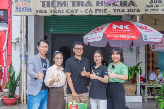 Học viên Saly Academy tại quán của mình