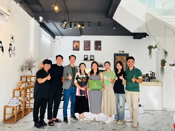Học viên và giảng viên trò chuyện tại quầy pha chế
